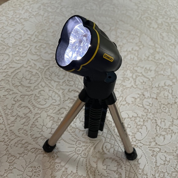 Stanley Other - STANLEY MAXLIFE 369 Tripod LED Flashlight